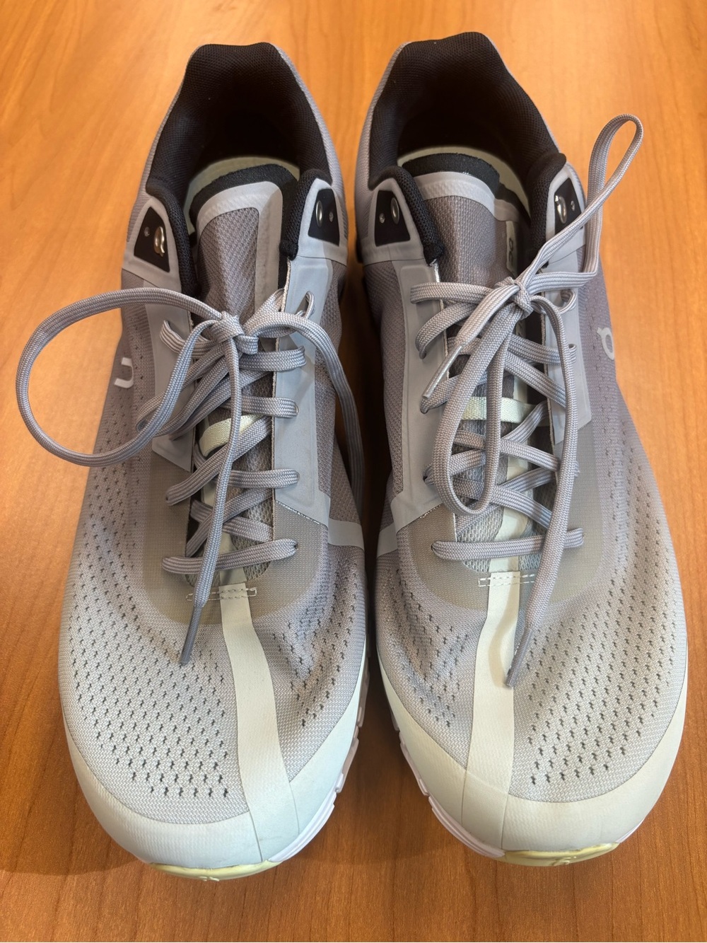 On Running Road Running Cloudsurfer Men’s Athletic Trainers in Light Gray
